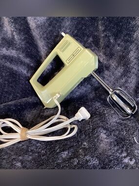 Vintage GE General Electric 3-Speed Hand Mixer Avocado Green Model D1 M24 Tested